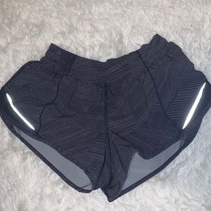 Lululemon hotty hot 2.5” short. Size 6